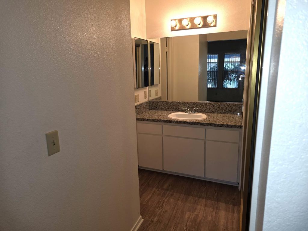 Image 11 of property listing at 5455 N Marty Avenue # 105, Fresno, CA 93711