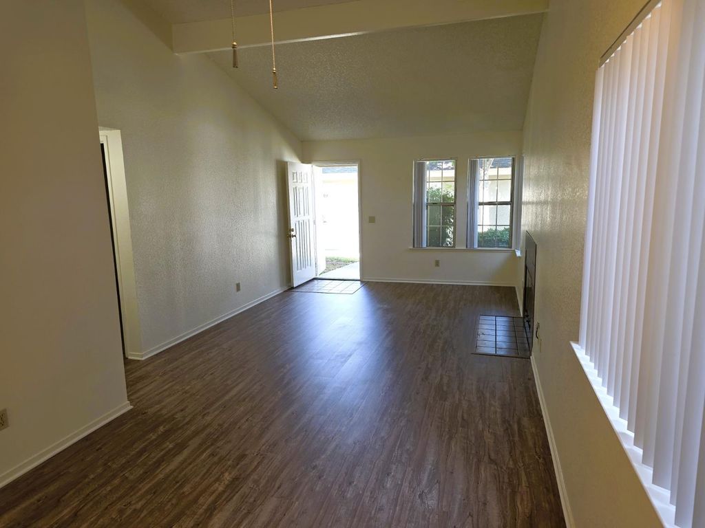 Image 3 of property listing at 5455 N Marty Avenue # 105, Fresno, CA 93711