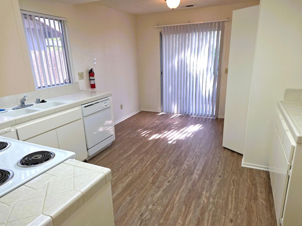 Image 5 of property listing at 5455 N Marty Avenue # 105, Fresno, CA 93711