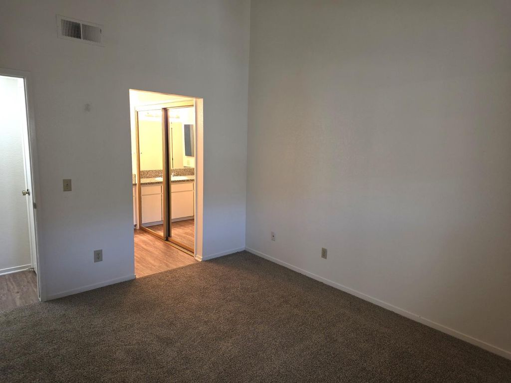 Image 9 of property listing at 5455 N Marty Avenue # 105, Fresno, CA 93711