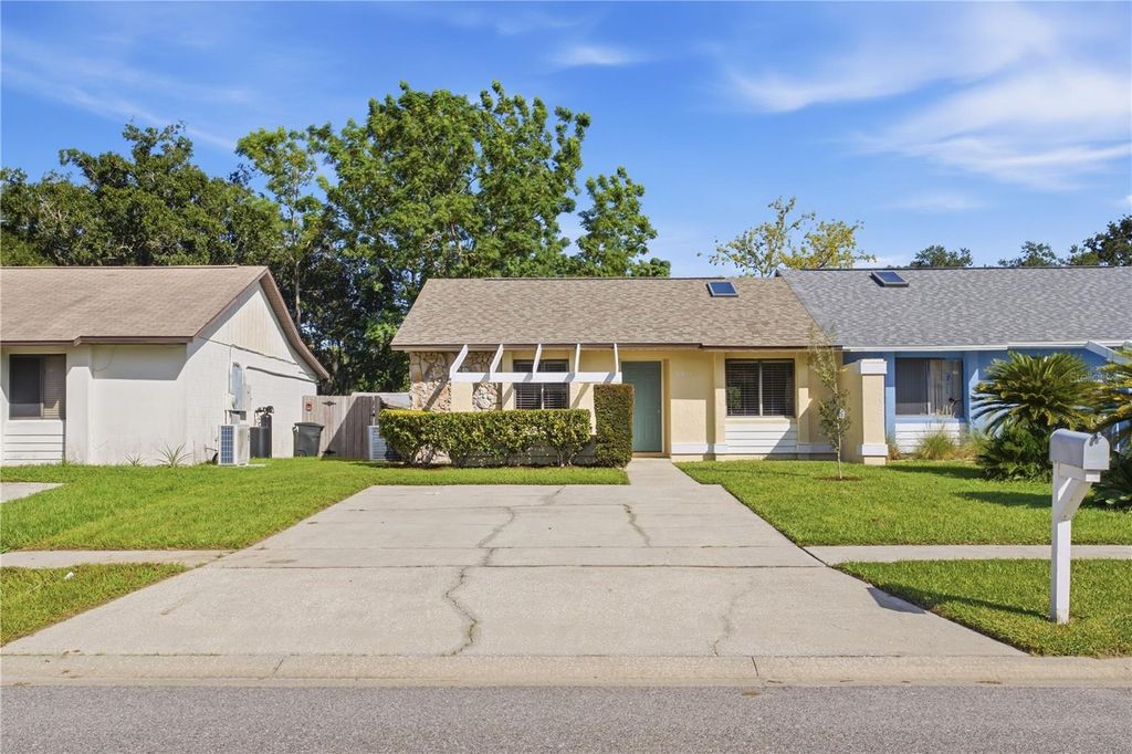 Image 10 of property listing at 9911 LANCEWOOD STREET, Orlando, FL 32817