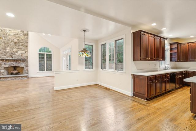 2527 HUNTER MILL RD, Oakton, VA 22124