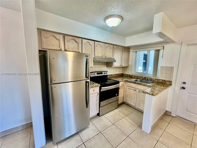 1274 NE 40th St 4, Oakland Park, FL 33334