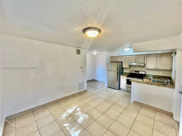 1274 NE 40th St 4, Oakland Park, FL 33334
