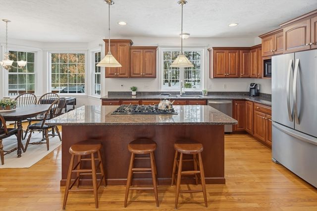 24 Talbott Farm Dr, Mendon, MA 01756