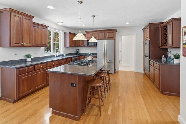 24 Talbott Farm Dr, Mendon, MA 01756