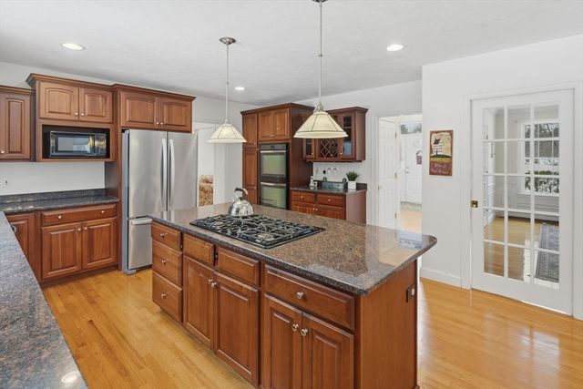 24 Talbott Farm Dr, Mendon, MA 01756