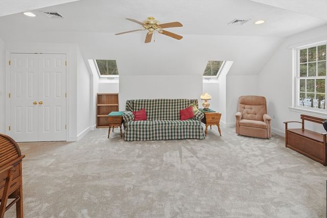 24 Talbott Farm Dr, Mendon, MA 01756