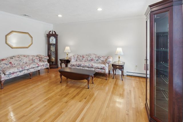 24 Talbott Farm Dr, Mendon, MA 01756