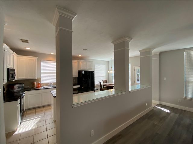 7 W Cottage Green Street, The Woodlands, TX 77382