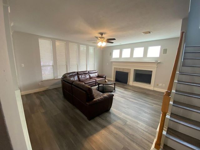 7 W Cottage Green Street, The Woodlands, TX 77382