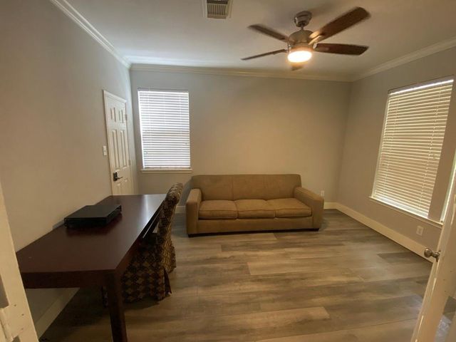 7 W Cottage Green Street, The Woodlands, TX 77382