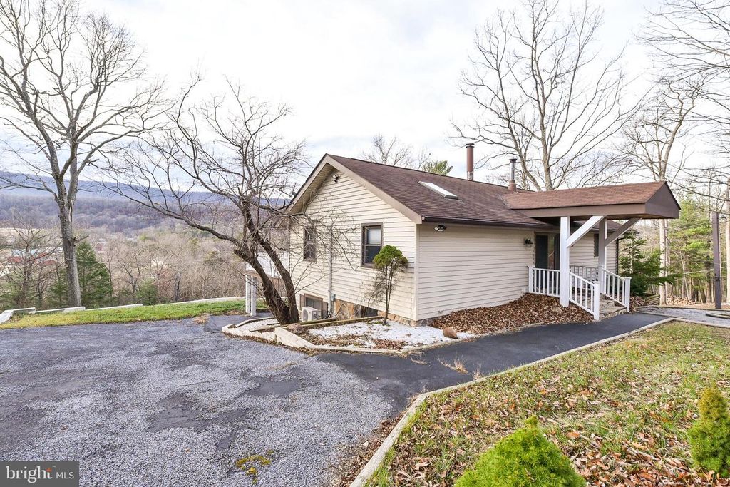 547 MAWANI VILLAGE LN, Berkeley Springs, WV 25411