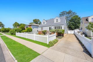 190 Sylvester Street, Westbury, NY 11590