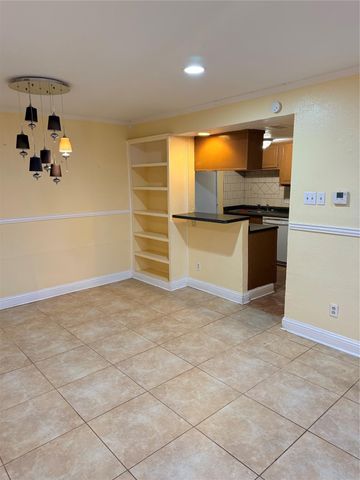 7047 Bissonnet Street 32, Houston, TX 77074