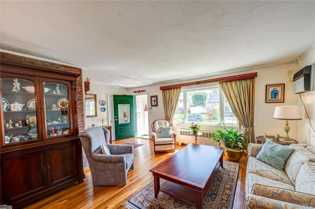 1 Marlboro Avenue, Massapequa, NY 11758