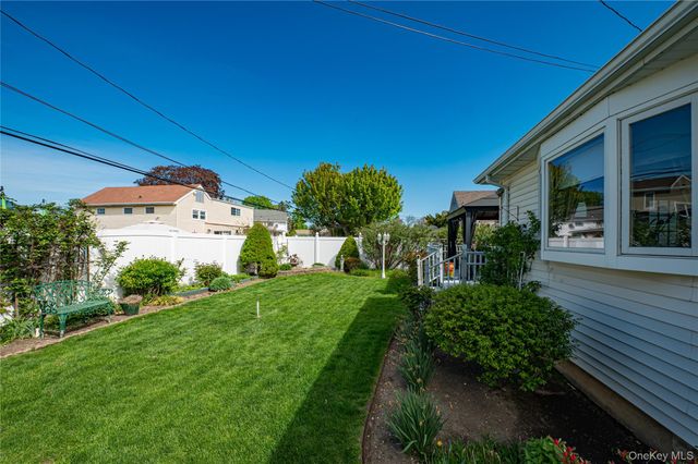 1 Marlboro Avenue, Massapequa, NY 11758