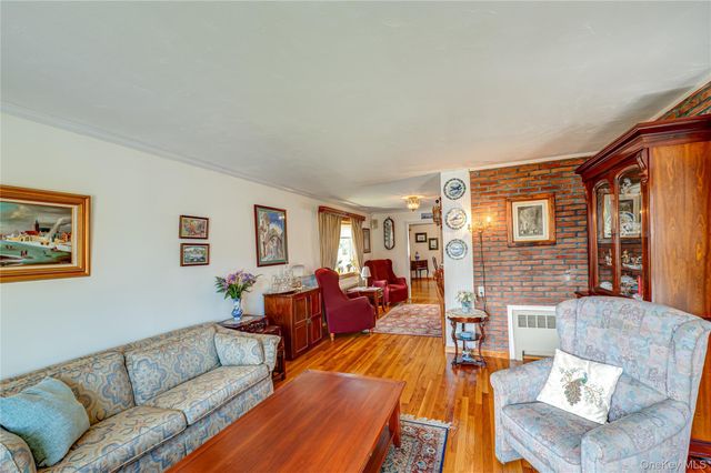1 Marlboro Avenue, Massapequa, NY 11758