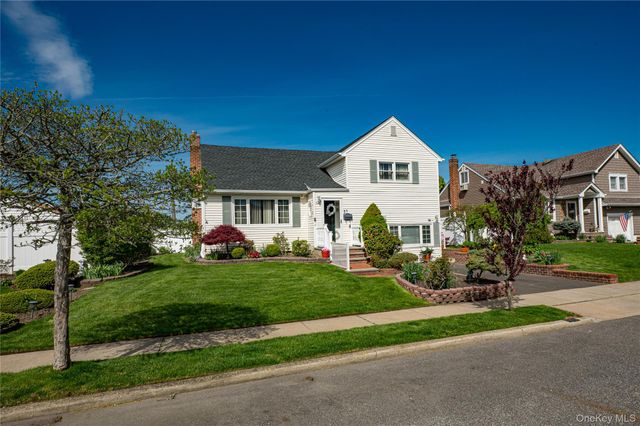 1 Marlboro Avenue, Massapequa, NY 11758