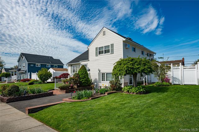 1 Marlboro Avenue, Massapequa, NY 11758