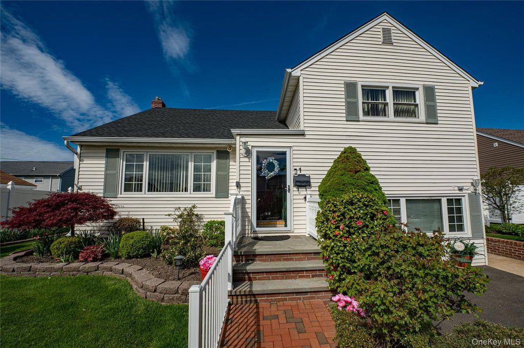 1 Marlboro Avenue, Massapequa, NY 11758