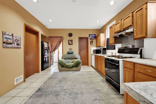 3841 S Lowe Avenue, Chicago, IL 60609