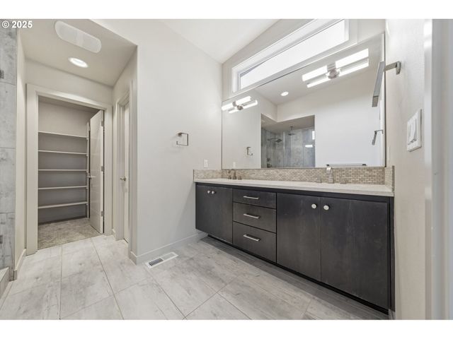 3970 Se REEDWAY St, Portland, OR 97202