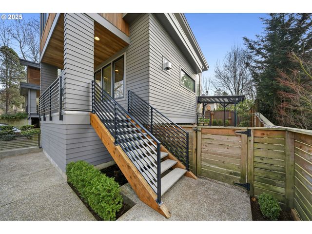 3970 Se REEDWAY St, Portland, OR 97202