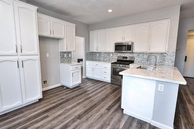 975 Rossburn Way, Galt, CA 95632