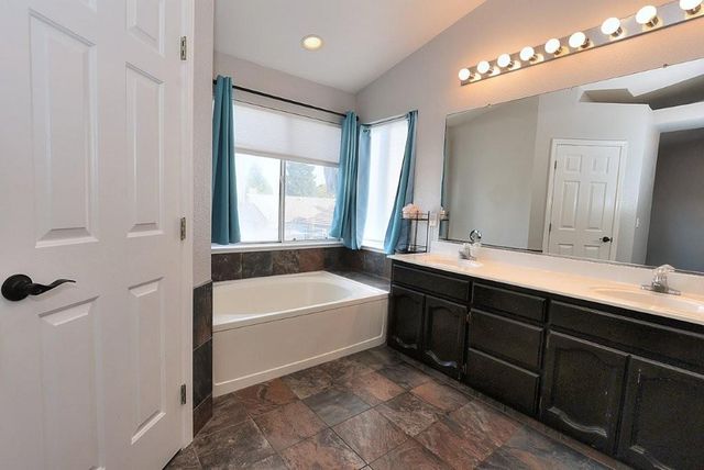 975 Rossburn Way, Galt, CA 95632