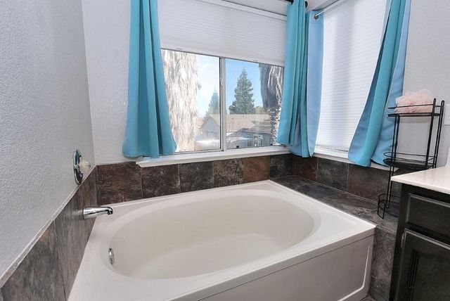 975 Rossburn Way, Galt, CA 95632