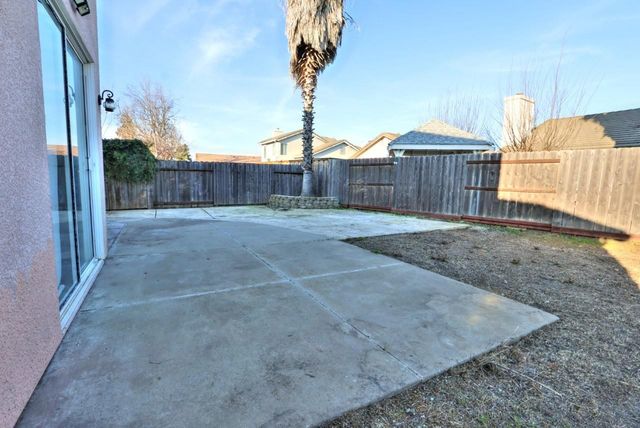 975 Rossburn Way, Galt, CA 95632