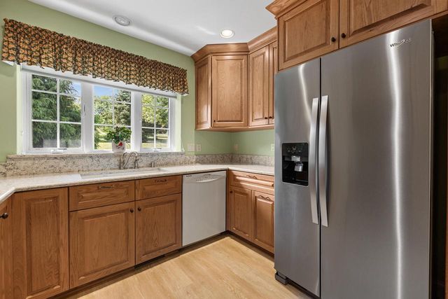 207 Hunters CROSSING N, Slinger, WI 53086