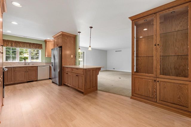 207 Hunters CROSSING N, Slinger, WI 53086