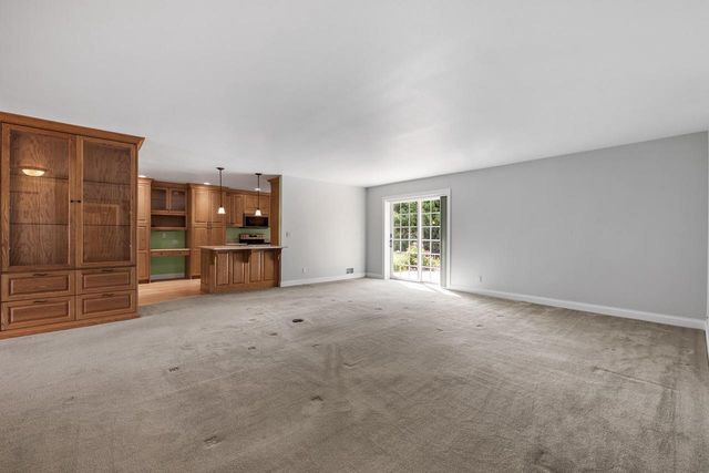 207 Hunters CROSSING N, Slinger, WI 53086