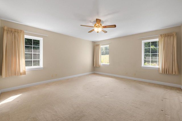 207 Hunters CROSSING N, Slinger, WI 53086