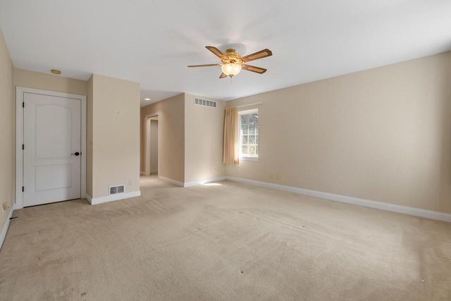 207 Hunters CROSSING N, Slinger, WI 53086