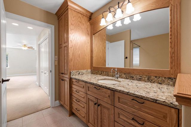207 Hunters CROSSING N, Slinger, WI 53086