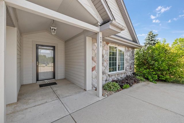 207 Hunters CROSSING N, Slinger, WI 53086