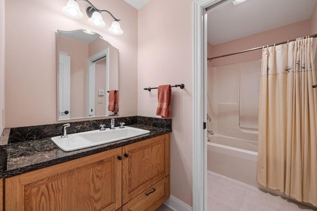 207 Hunters CROSSING N, Slinger, WI 53086