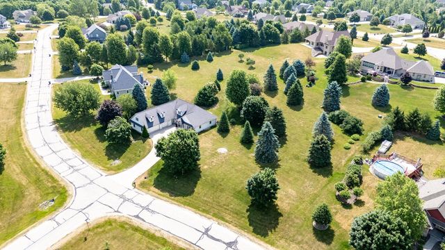 207 Hunters CROSSING N, Slinger, WI 53086