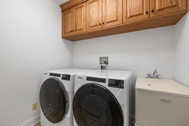 207 Hunters CROSSING N, Slinger, WI 53086