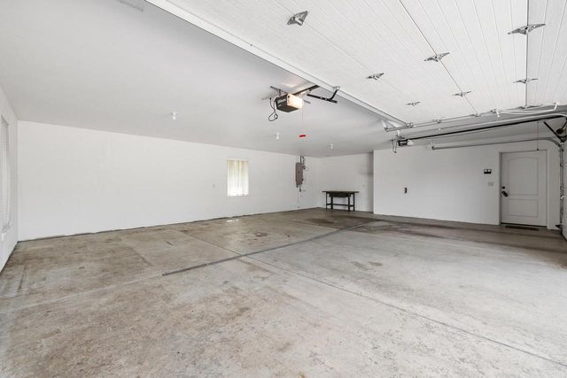 207 Hunters CROSSING N, Slinger, WI 53086