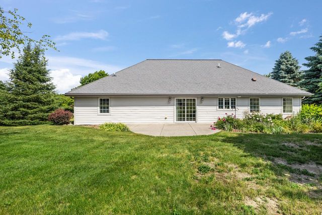 207 Hunters CROSSING N, Slinger, WI 53086
