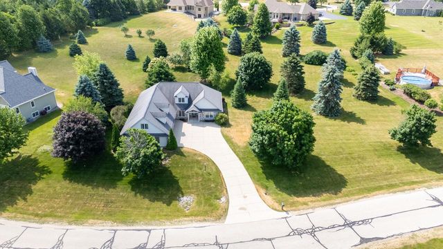 207 Hunters CROSSING N, Slinger, WI 53086