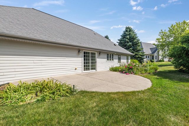 207 Hunters CROSSING N, Slinger, WI 53086