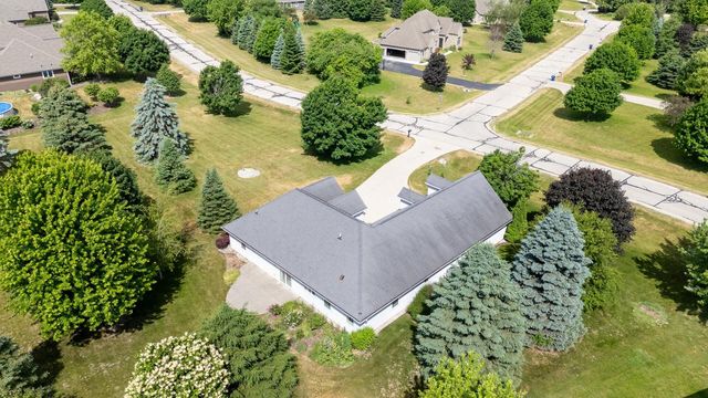 207 Hunters CROSSING N, Slinger, WI 53086