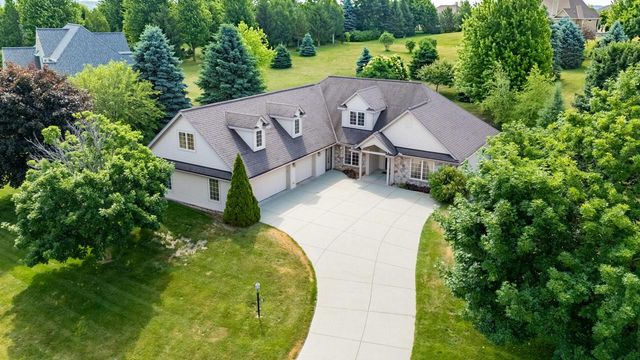 207 Hunters CROSSING N, Slinger, WI 53086