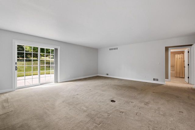207 Hunters CROSSING N, Slinger, WI 53086