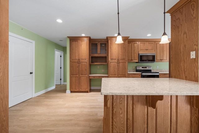 207 Hunters CROSSING N, Slinger, WI 53086